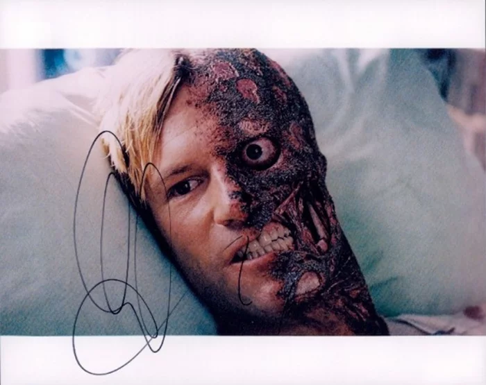 Aaron Eckhart autograph