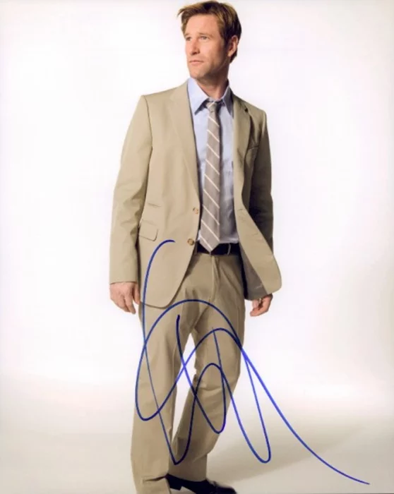 Aaron Eckhart autograph