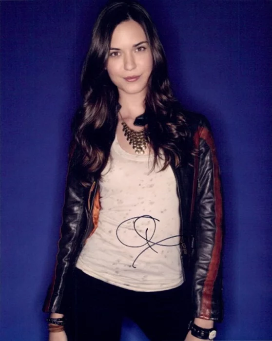Odette Yustman autograph