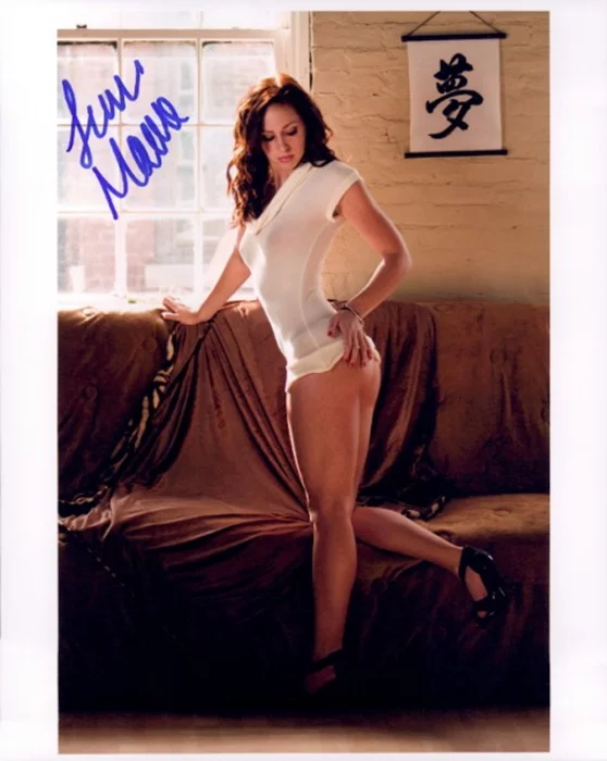 Leigh Moore autograph