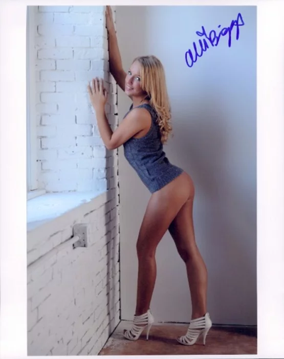 Alli Briggs autograph