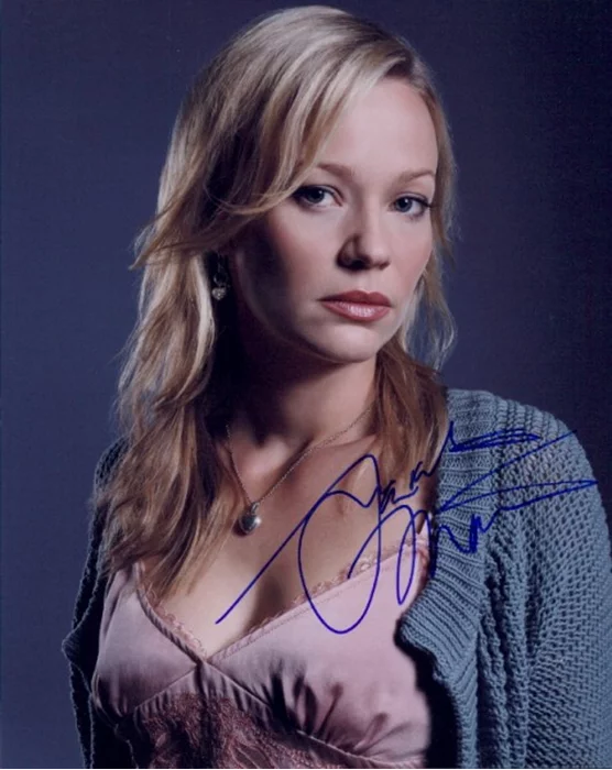 Samantha Mathis autograph