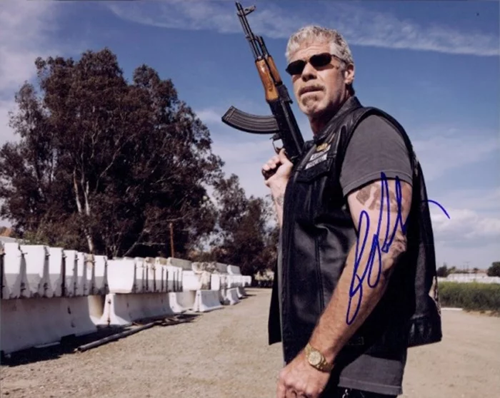 Ron Perlman autograph