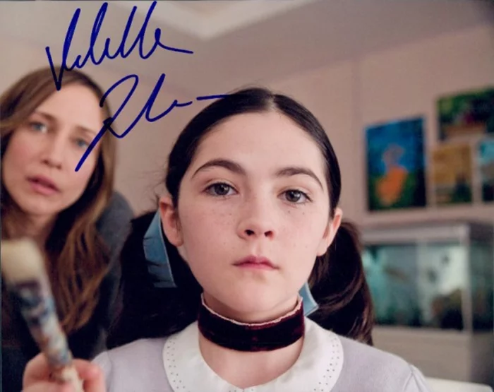 Isabelle Fuhrman autograph