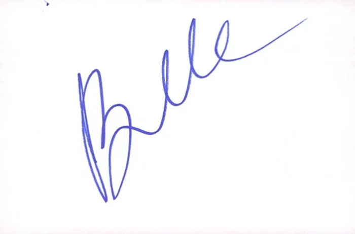 Bella Thorne autograph