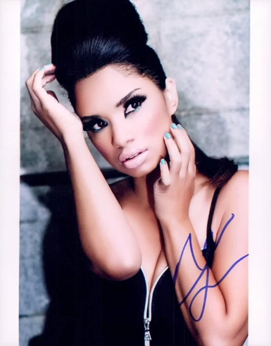 Marisa Lauren autograph