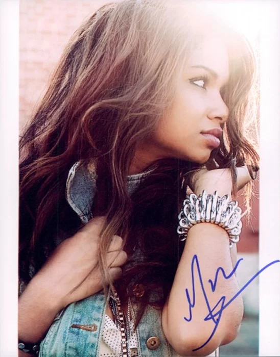 Marisa Lauren autograph