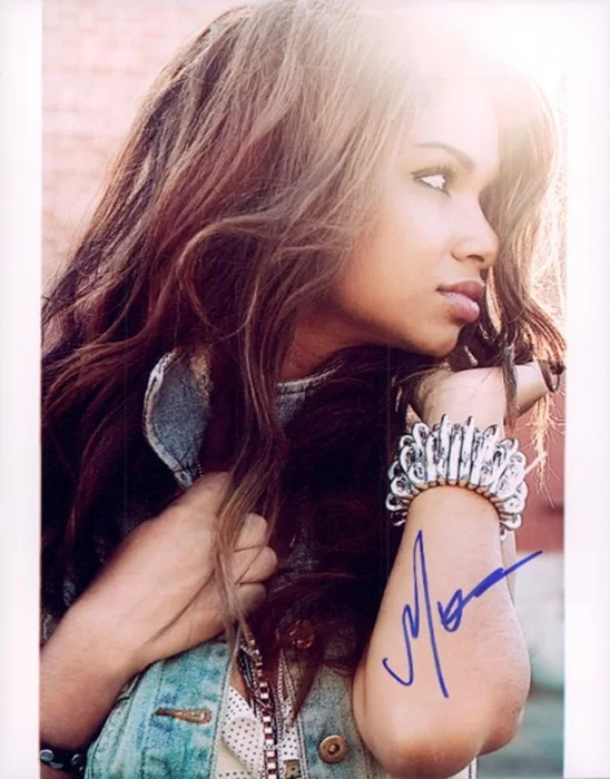 Marisa Lauren autograph