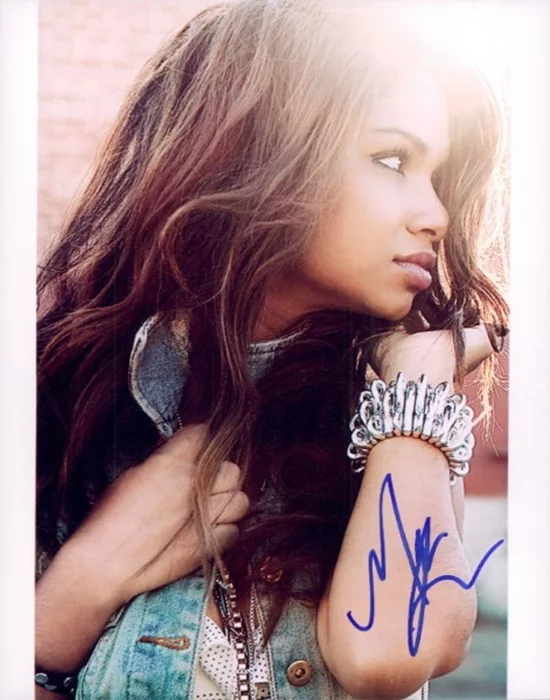 Marisa Lauren autograph
