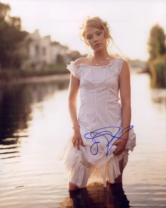 Elisabeth Harnois autograph