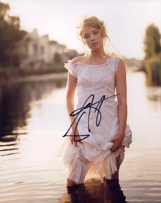 Elisabeth Harnois autograph
