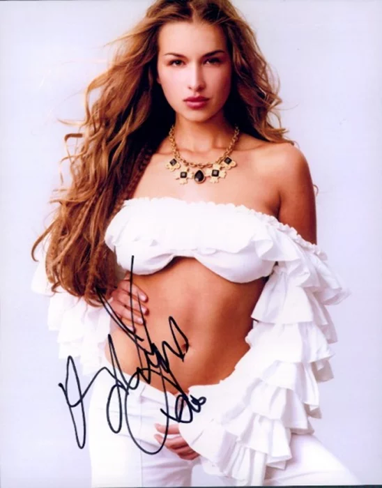 Tahyna Tozzi autograph