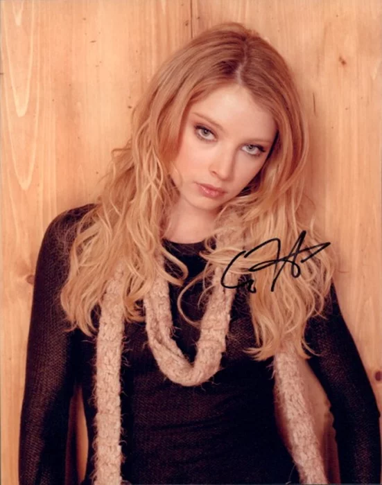 Elisabeth Harnois autograph