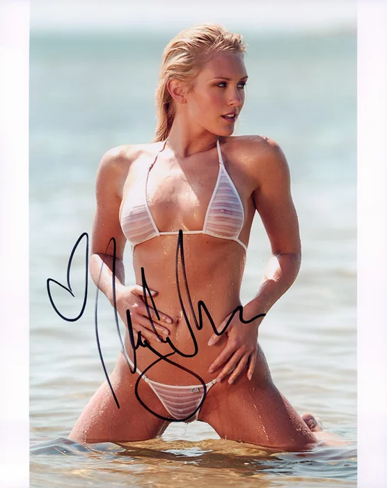 Nicky Whelan autograph