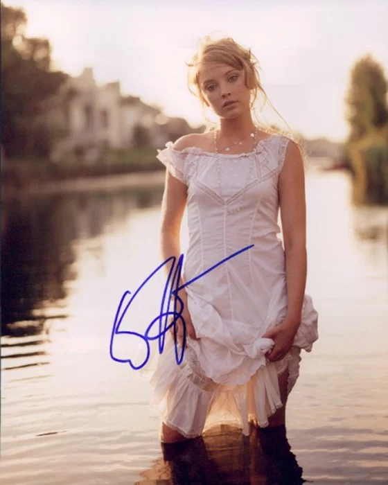 Elisabeth Harnois autograph