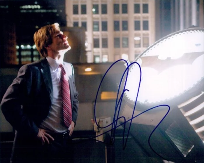 Aaron Eckhart autograph