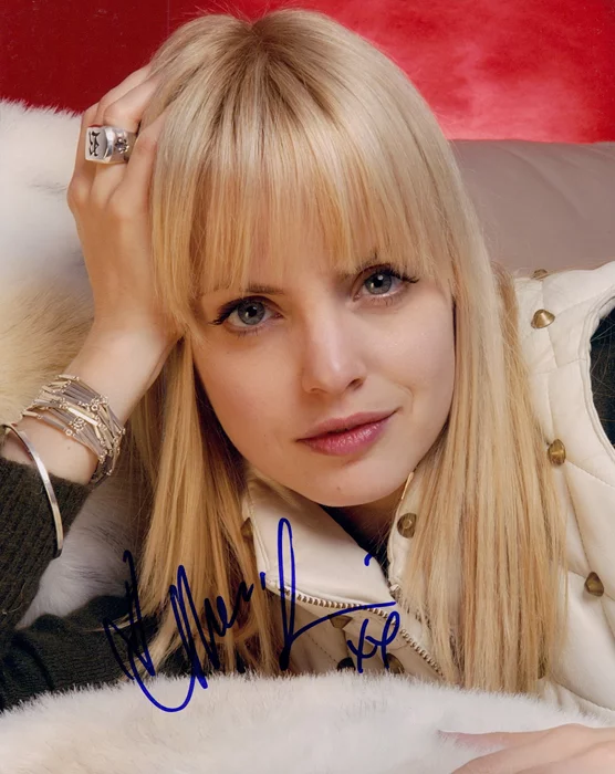 Mena Suvari autograph