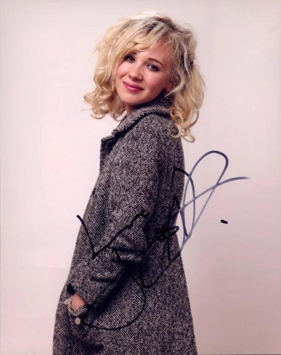 Juno Temple autograph