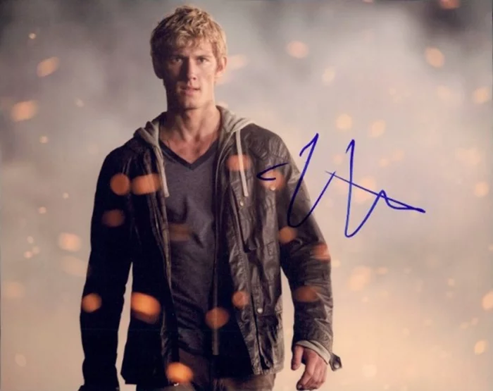 Alex Pettyfer autograph