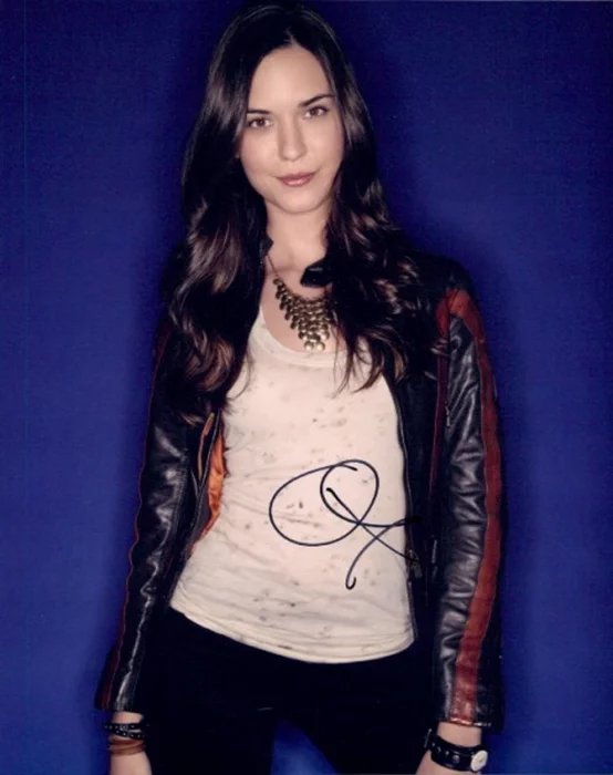 Odette Yustman autograph
