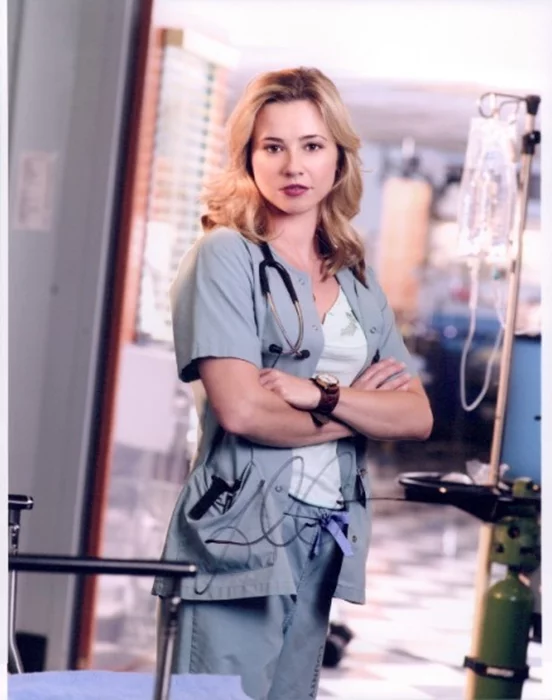 Linda Cardellini autograph