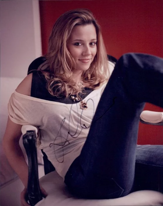 Linda Cardellini autograph