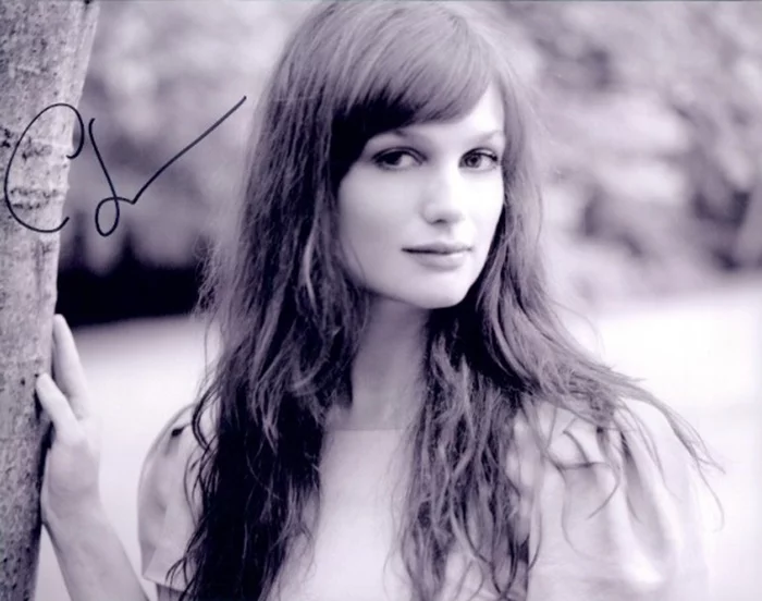 Alison Sudol autograph