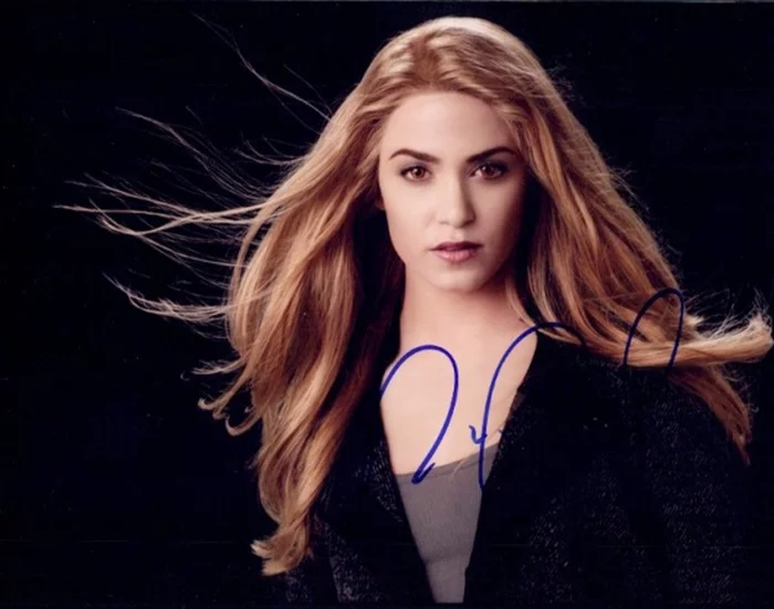 Nikki Reed autograph