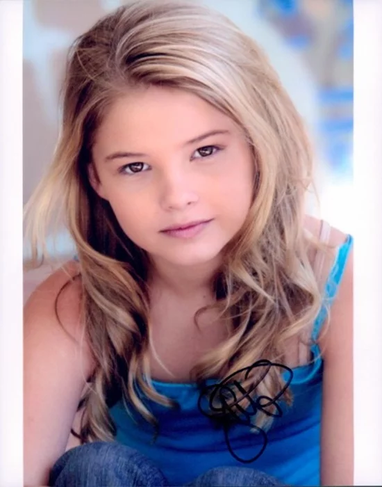 Stefanie Scott autograph