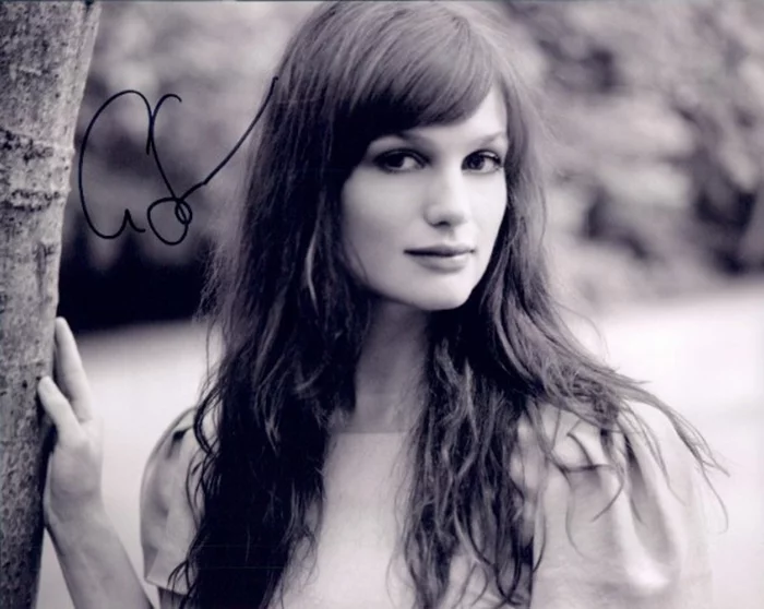 Alison Sudol autograph
