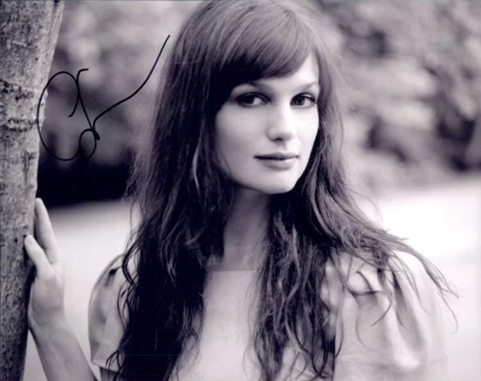 Alison Sudol autograph