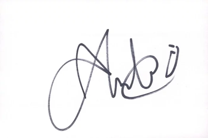 Arielle Kebbel autograph