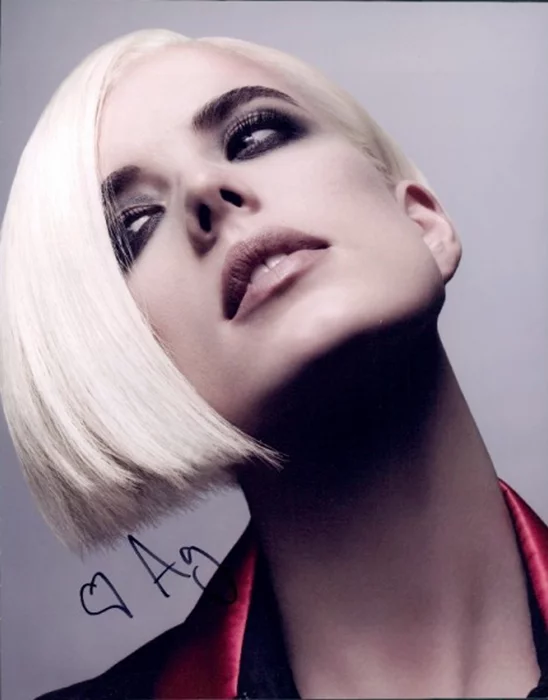 Agyness Deyn autograph
