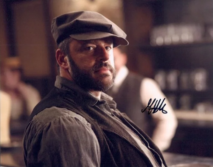 Gil Bellows autograph