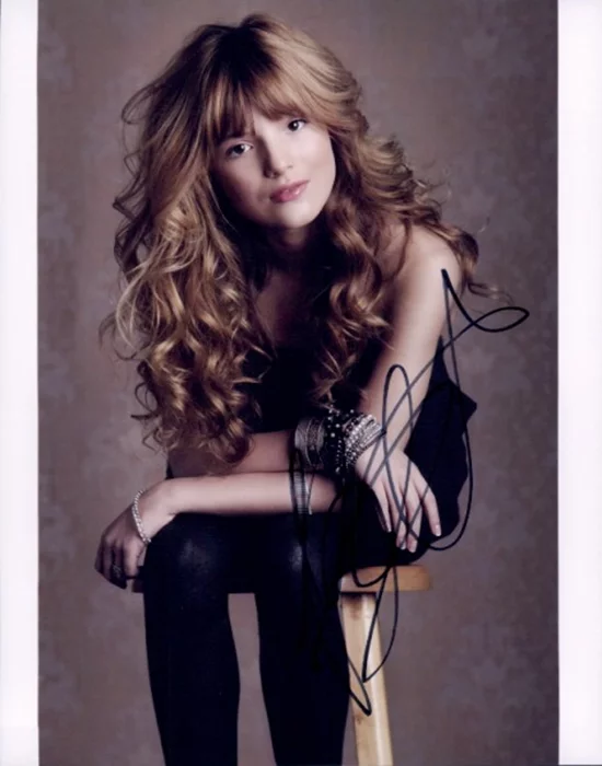 Bella Thorne autograph