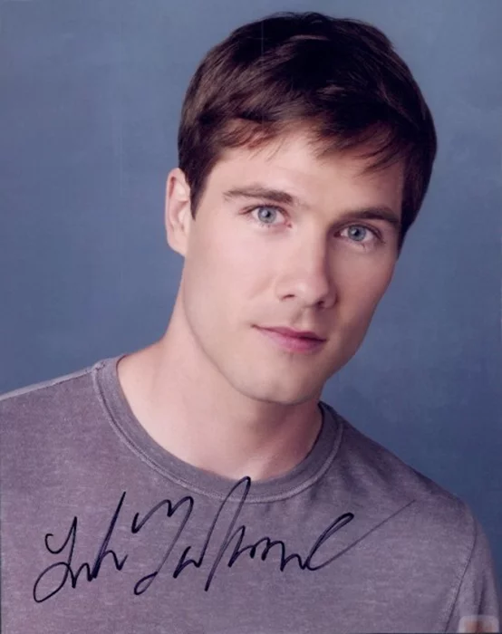 Luke MacFarlane autograph