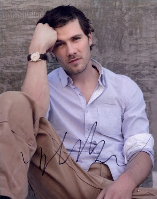 Luke MacFarlane autograph