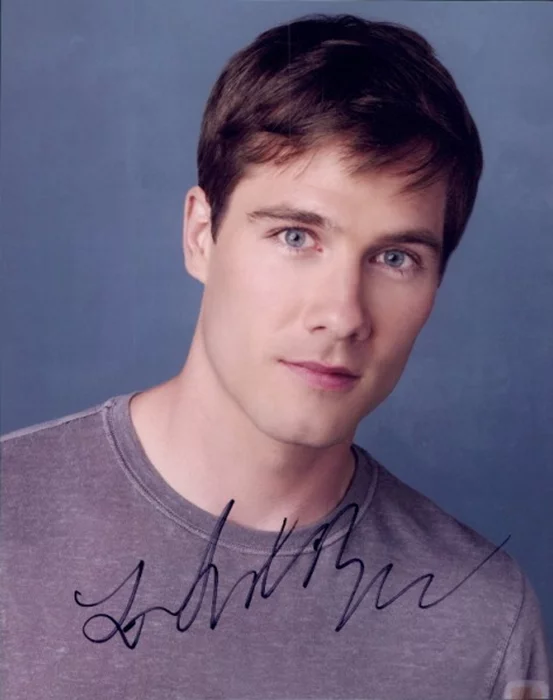 Luke MacFarlane autograph