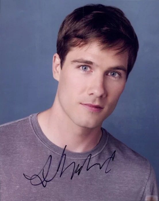 Luke MacFarlane autograph