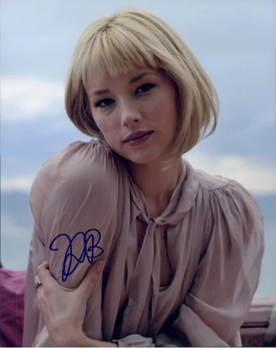 Haley Bennett autograph