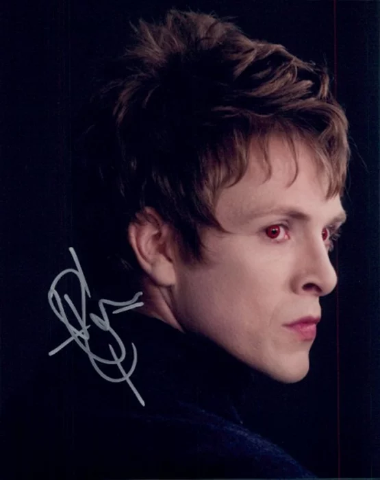 Charlie Bewley autograph