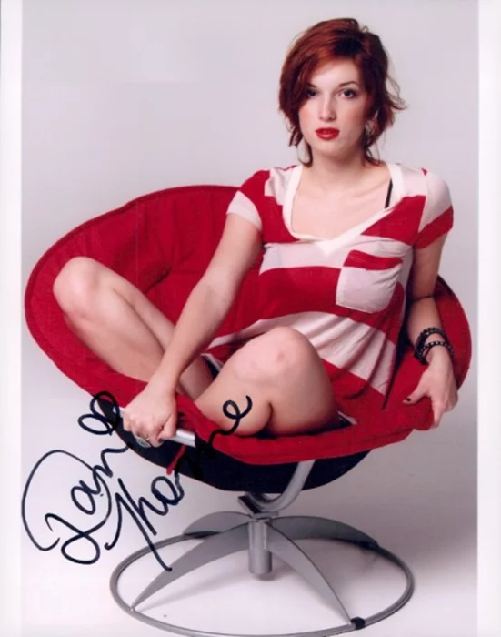 Dani Thorne autograph