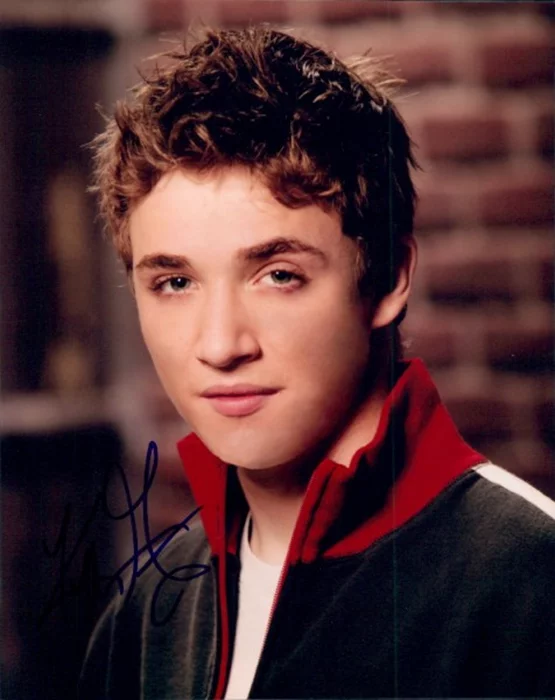 Kyle Gallner autograph
