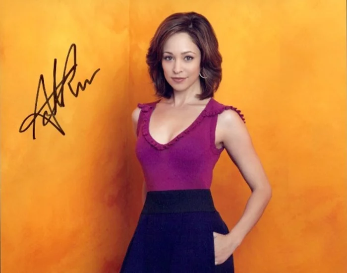 Autumn Reeser autograph