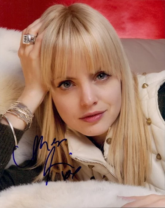 Mena Suvari autograph