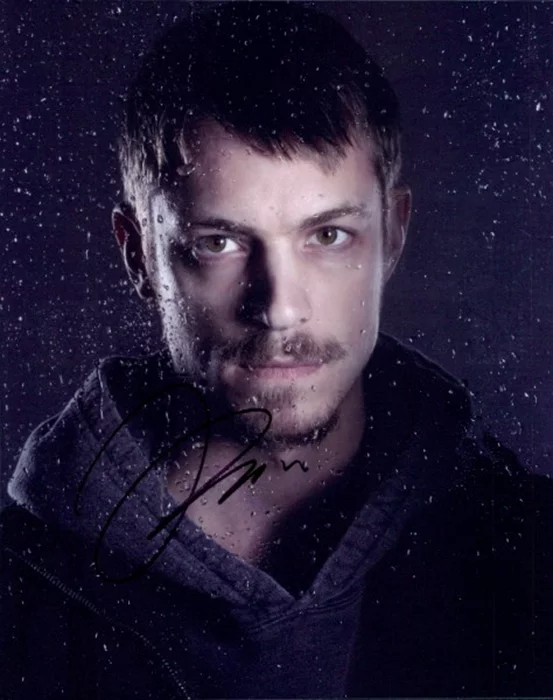 Joel  Kinnaman autograph