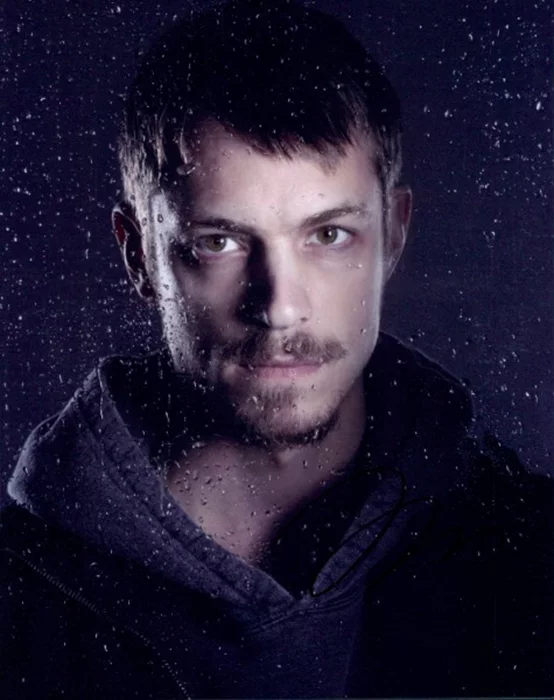 Joel  Kinnaman autograph