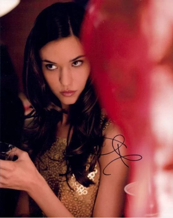 Odette Yustman autograph