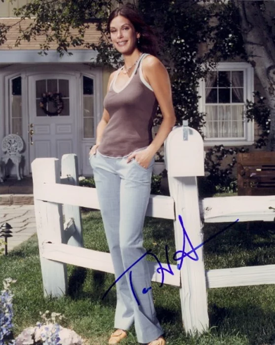 Teri Hatcher autograph