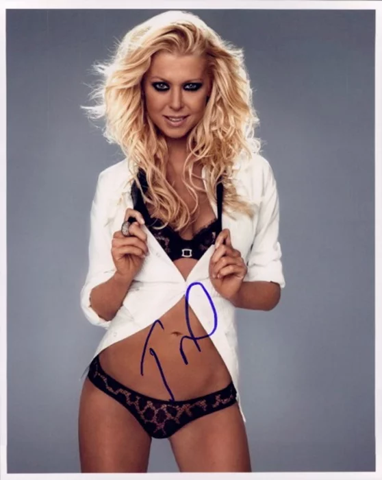 Tara Reid autograph